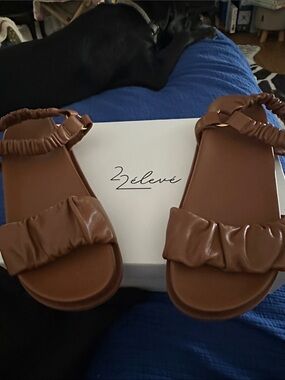2élevé Brown Padded Strap Sandals